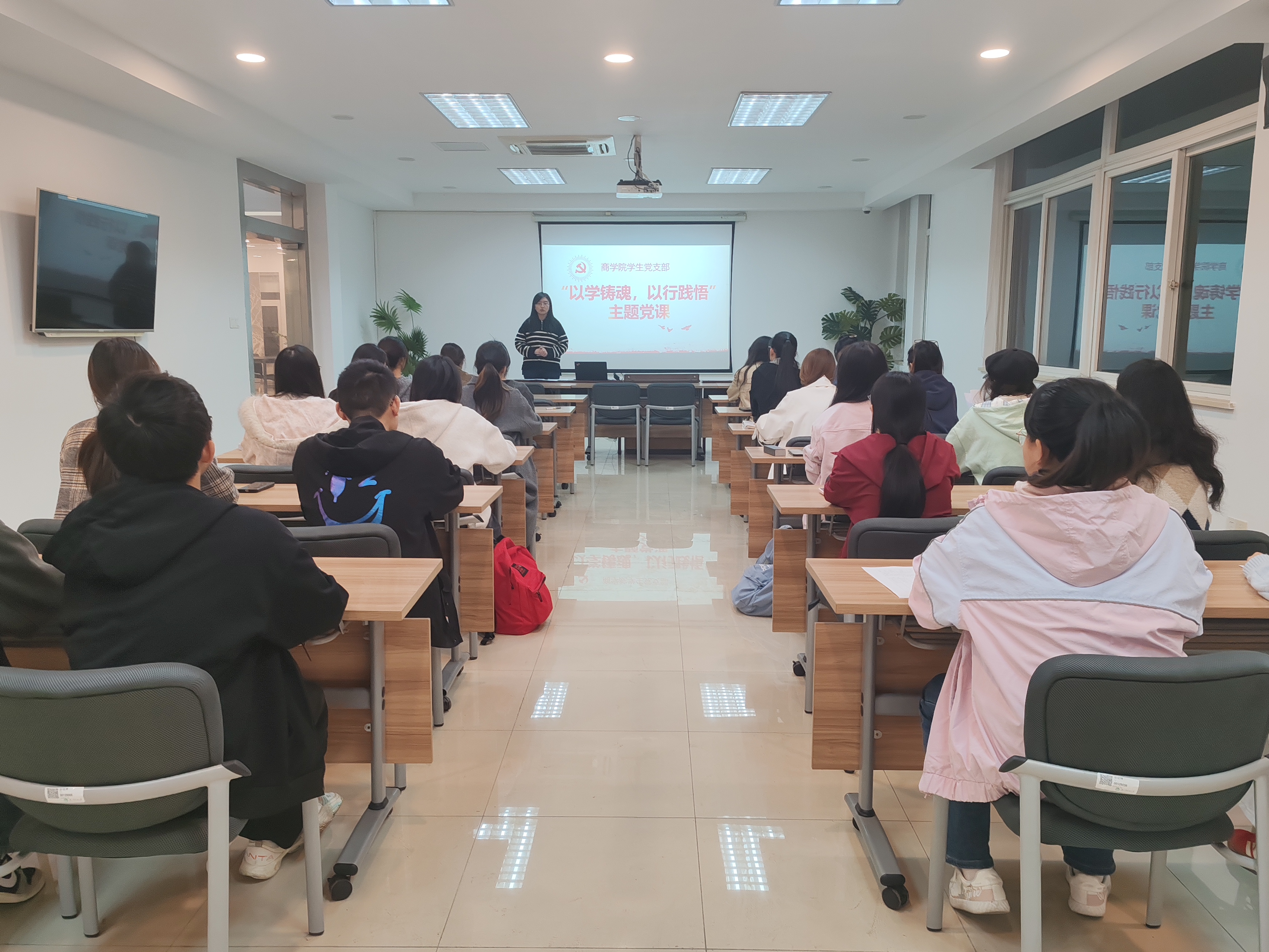 商学院学生党支部开展 “以学铸魂，以行践悟” 主题党课1.jpg