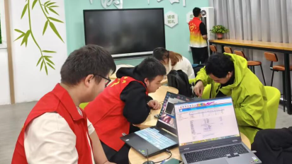 荆楚理工学院“一站式”学生社区：“技术护航，温暖校园”——义务修电脑进社区
