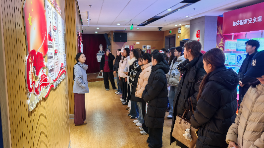 “九秩礼赞 平安共享”体育学院组织2025级新生赴校安全教育实验室参观学习