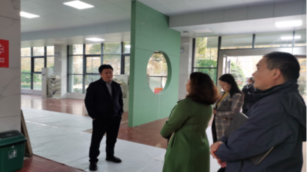 学校党委书记何兴发调研“一站式”学生社区建设工作