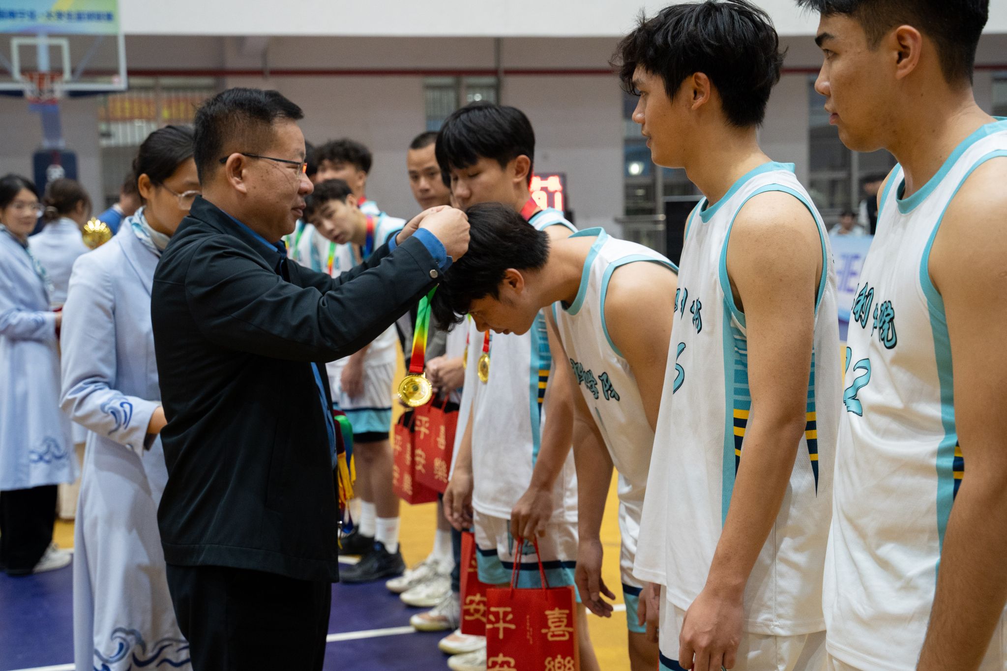 学校党委书记李林为体育文化节冠军队伍颁奖.jpg 学校党委书记李林为体育文化节冠军队伍颁奖.jpg