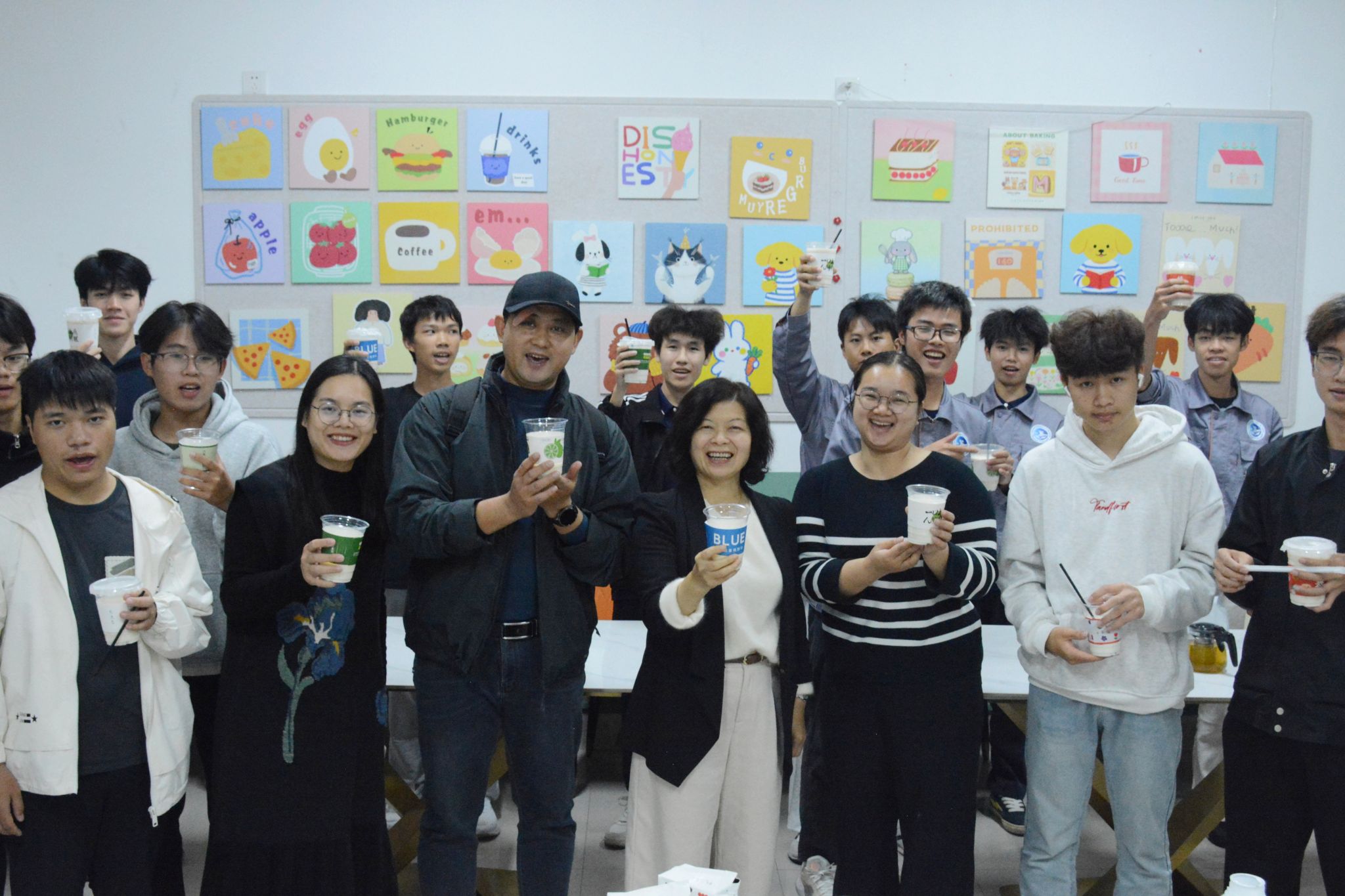 师生共同制作奶茶.jpg 师生共同制作奶茶.jpg