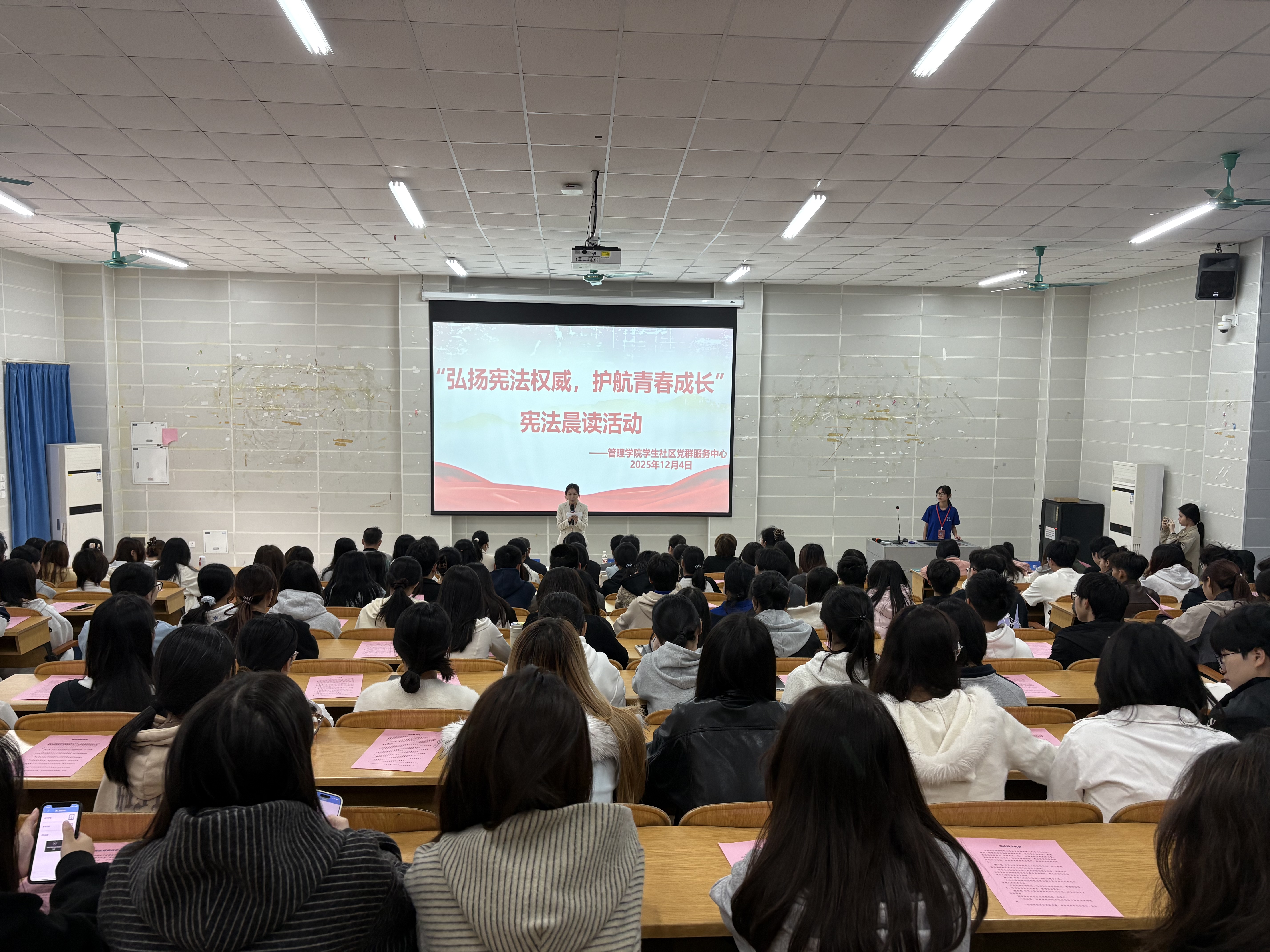 “宪法晨读”现场  1.jpg