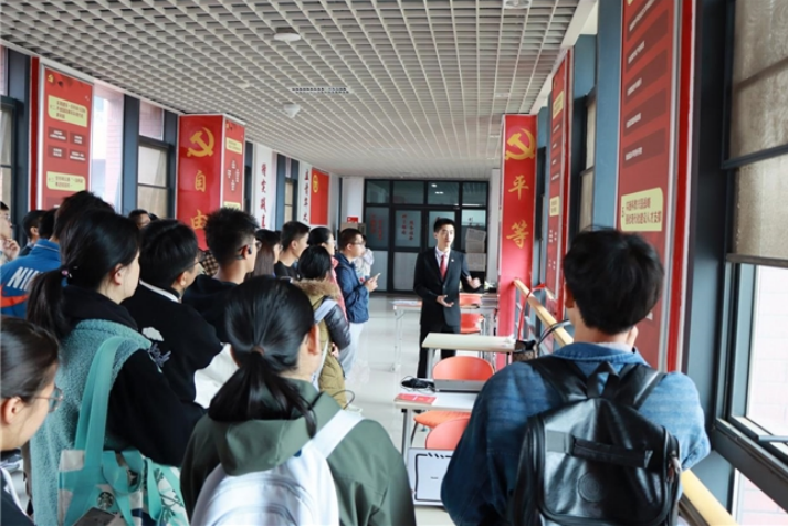 学生干部于“一站式”学生社区开展政治理论宣讲.png 学生干部于“一站式”学生社区开展政治理论宣讲.png