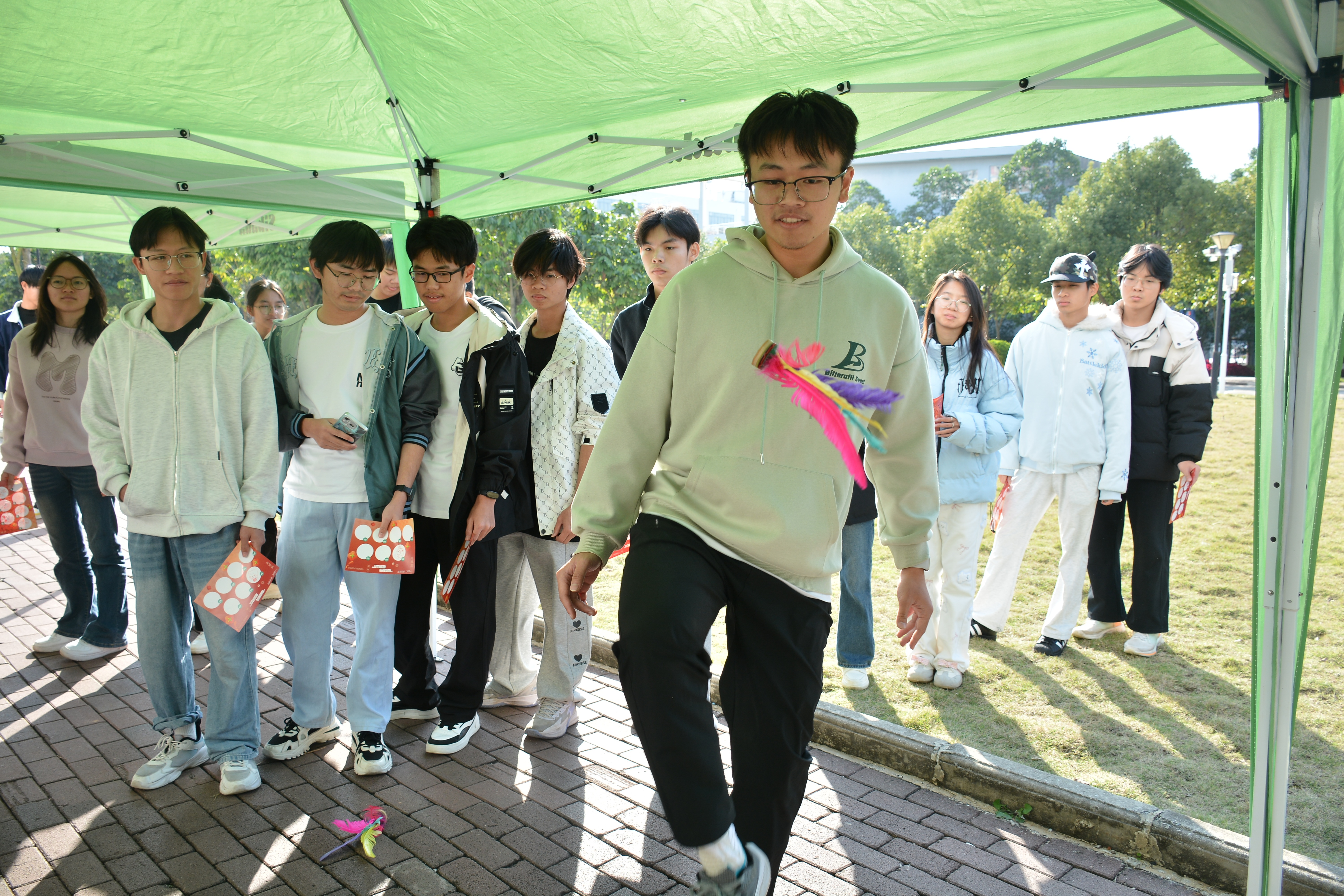 踢毽子活动现场.JPG 踢毽子活动现场.JPG