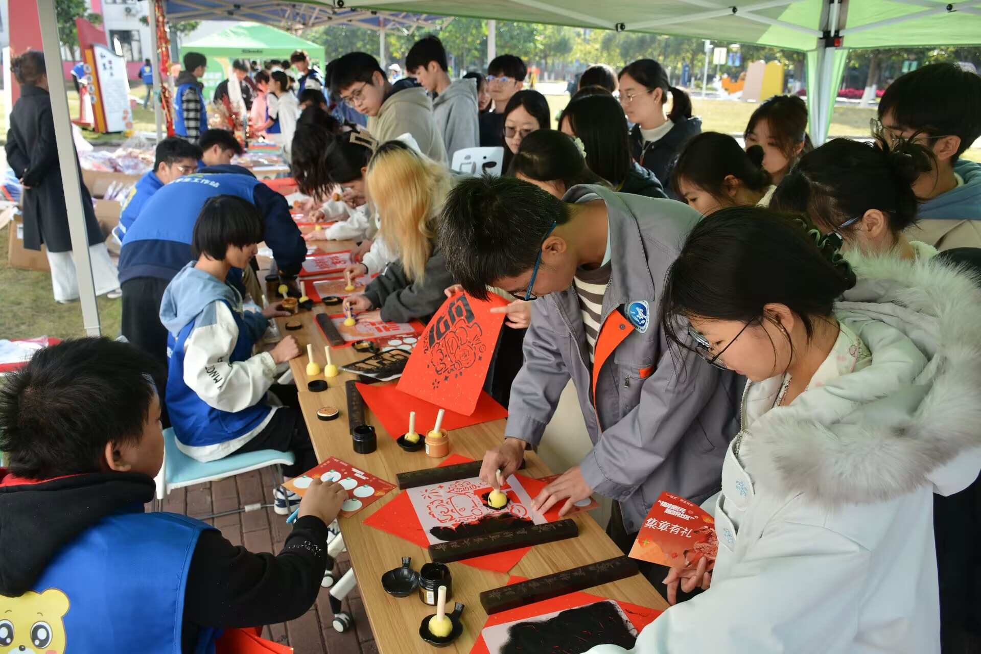 拓印活动现场.jpg 拓印活动现场.jpg