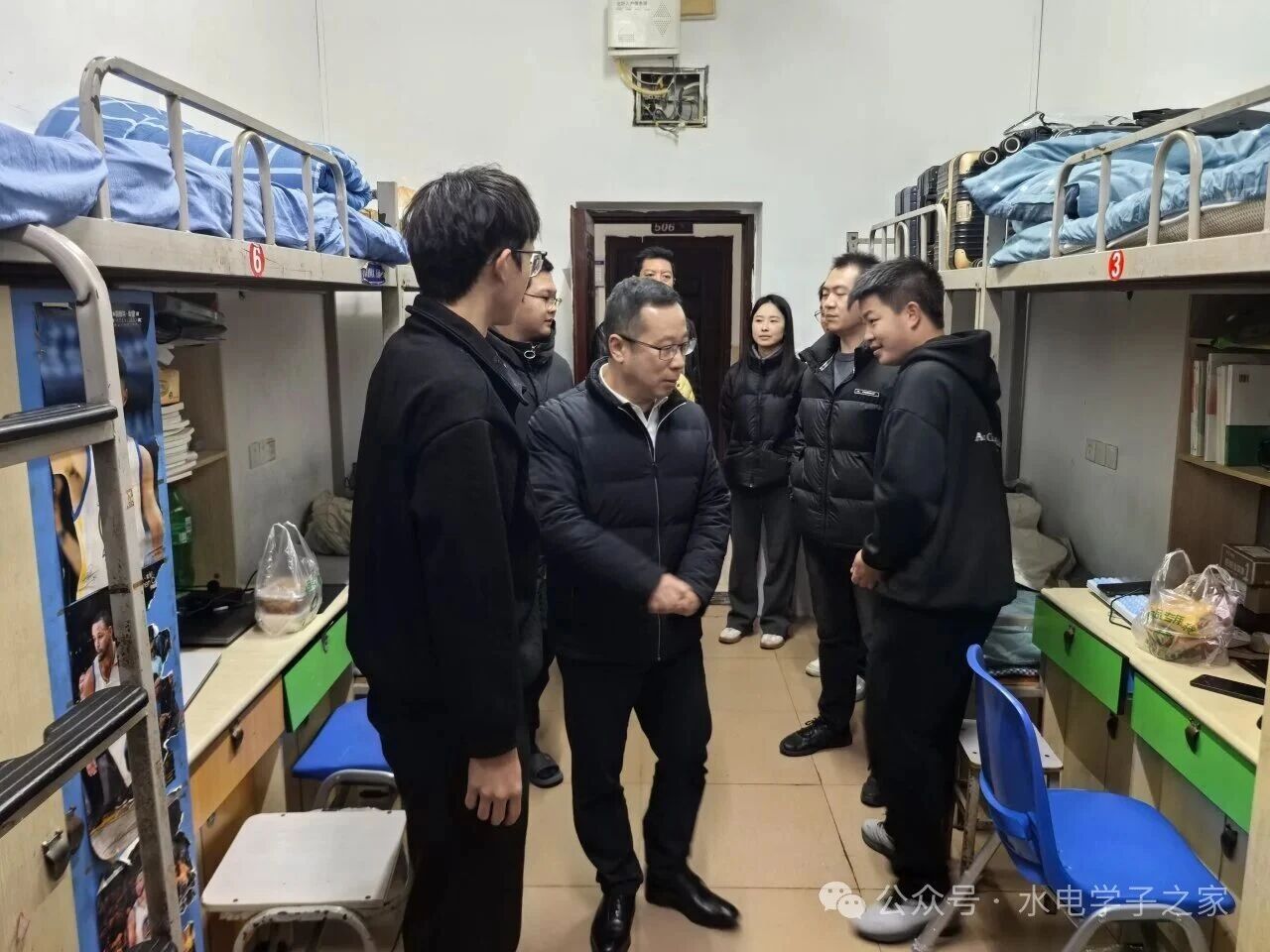 李立航带队巡查学生宿舍