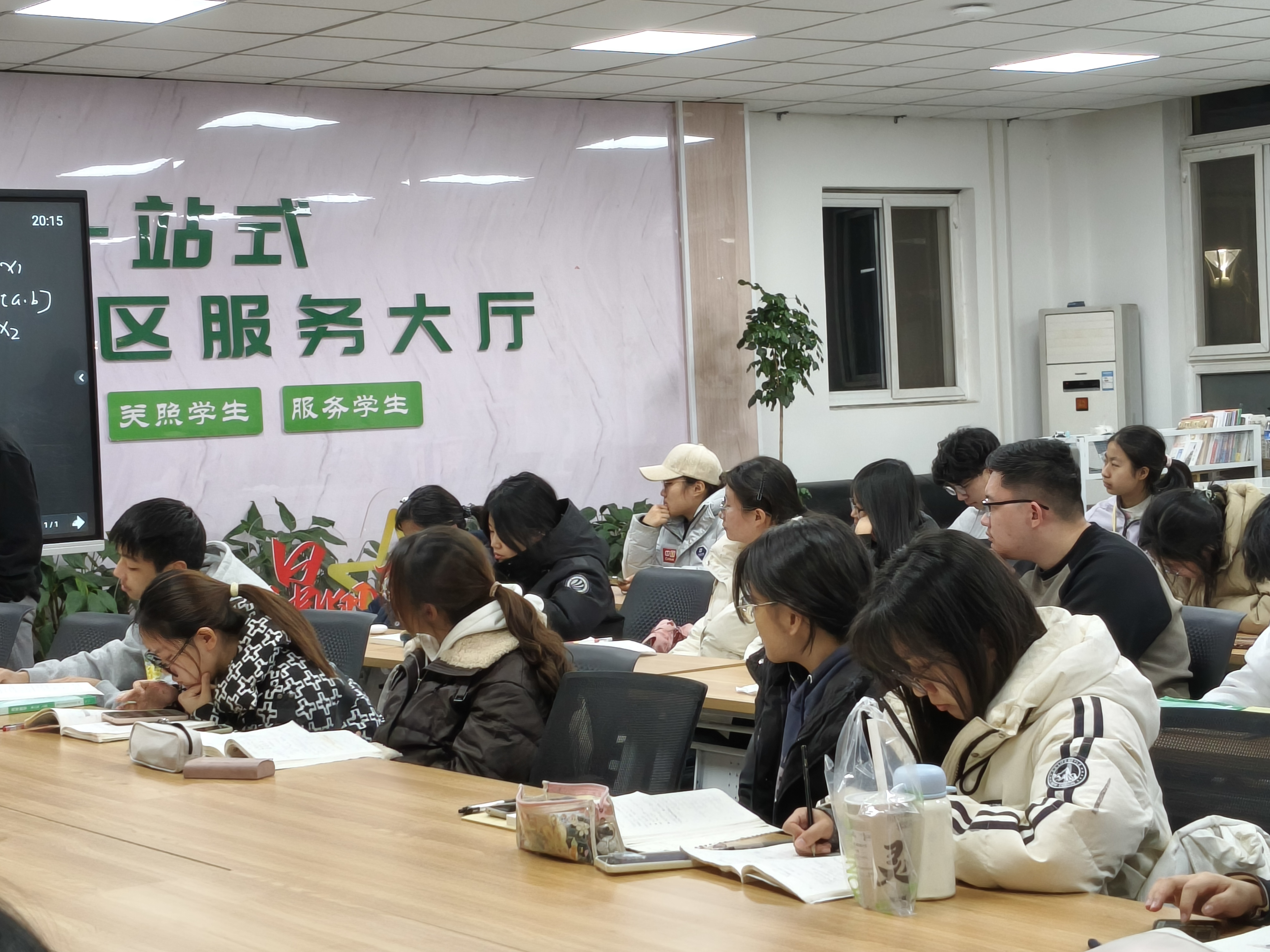 同学们认真听讲.jpg 同学们认真听讲.jpg