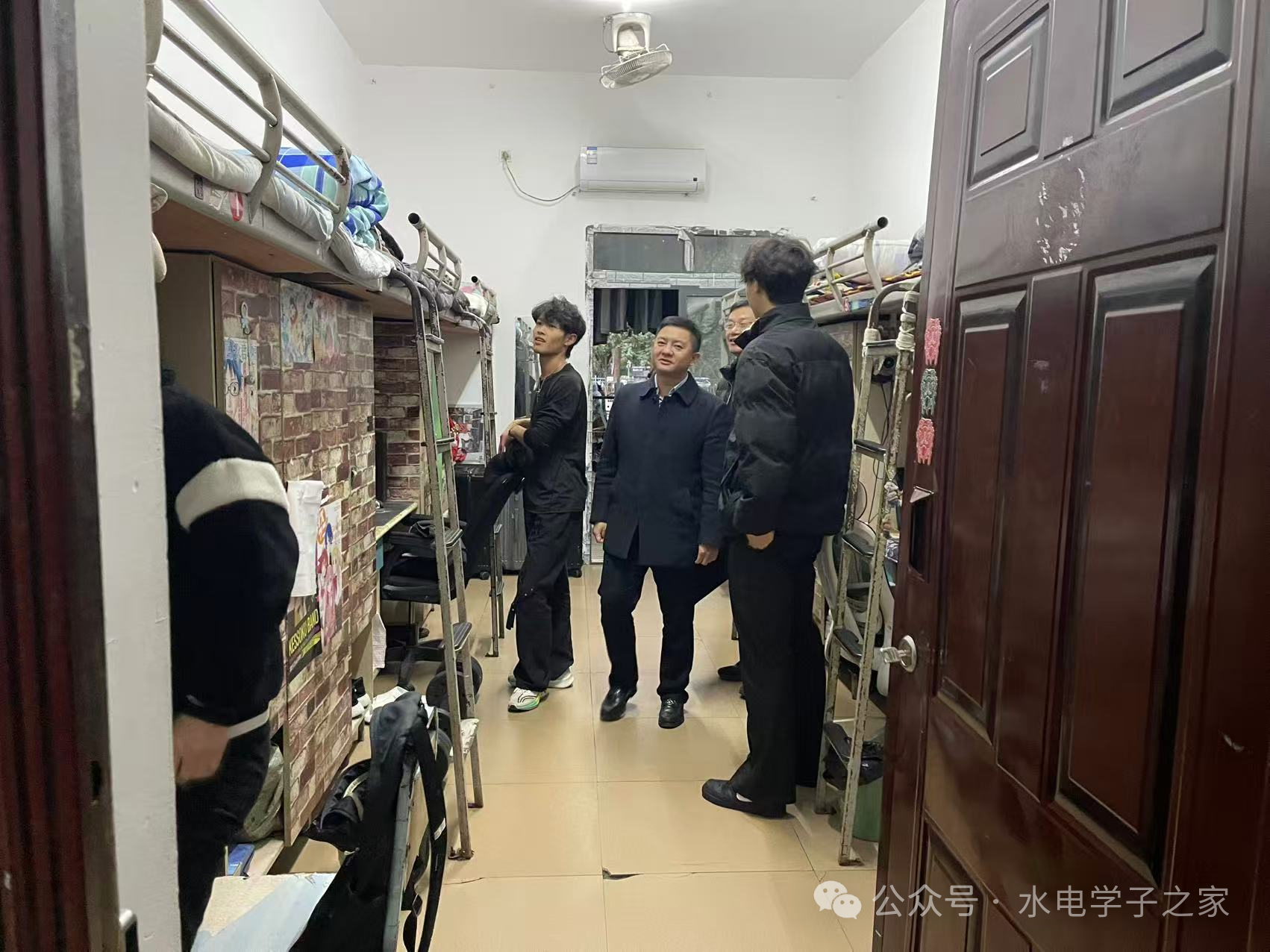 赵智杰走访学生宿舍