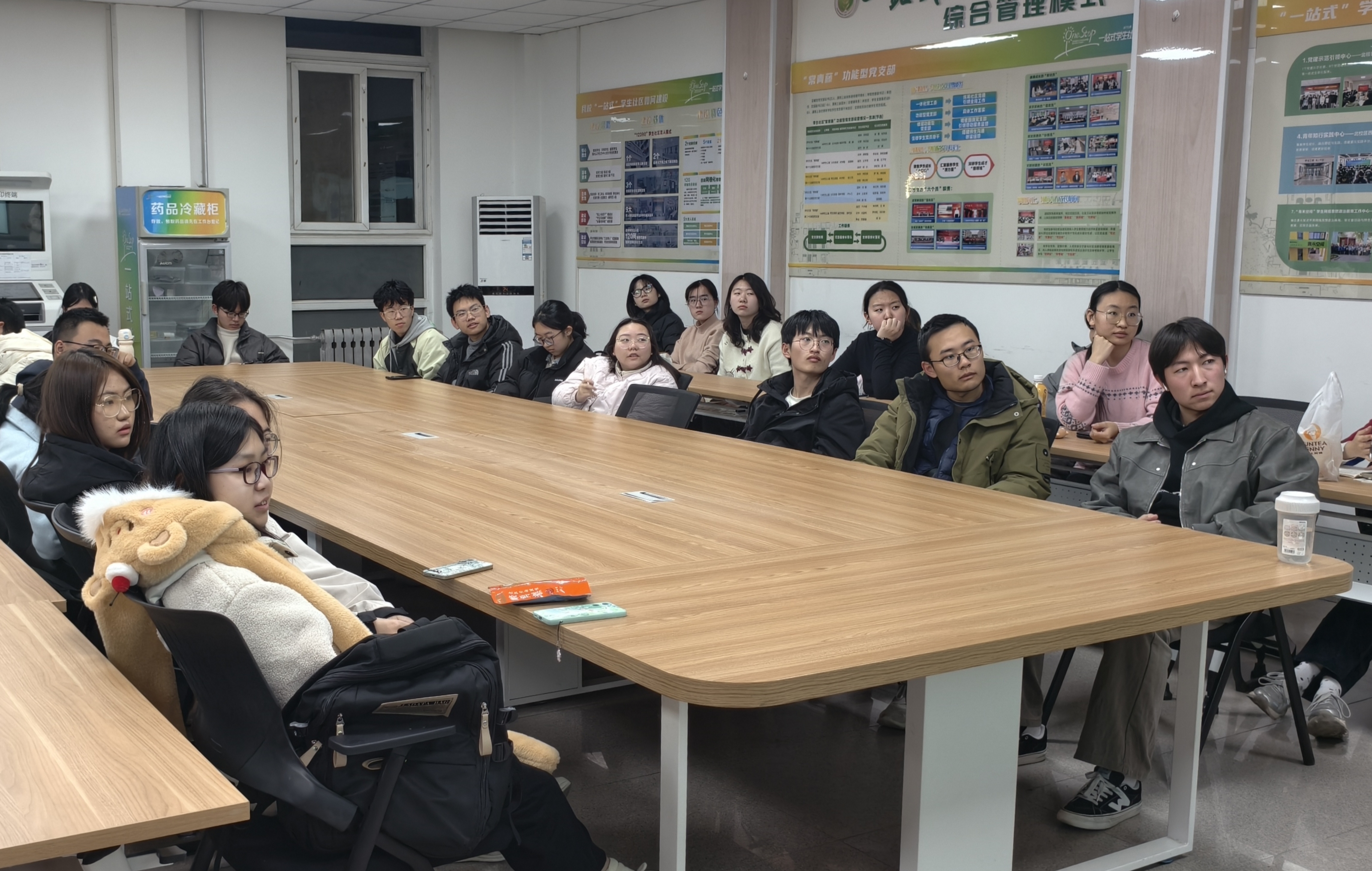 同学们仔细听讲.jpg 同学们仔细听讲.jpg