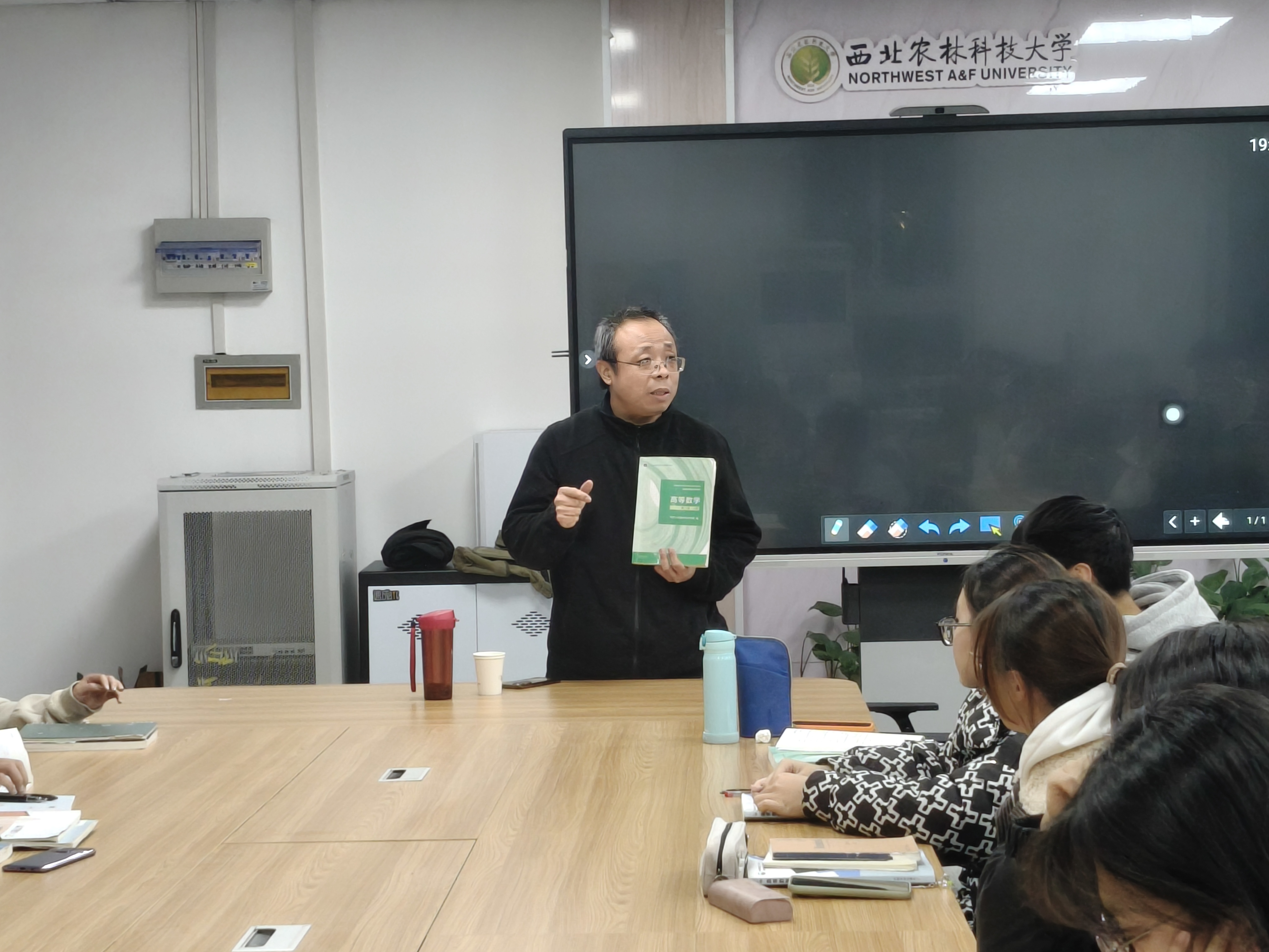 杨老师介绍教材内容.jpg 杨老师介绍教材内容.jpg