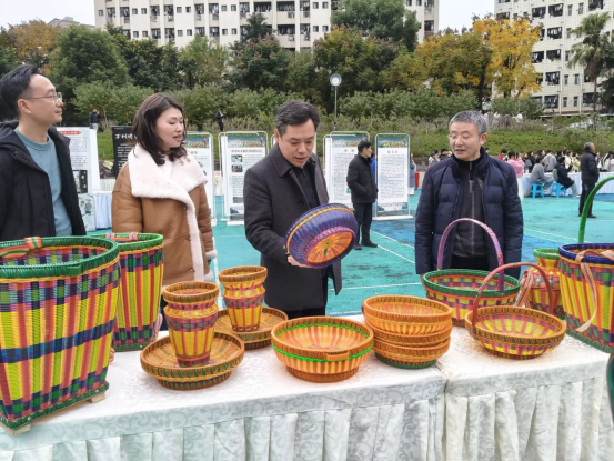 本次活动现场既有气势磅礴的舞龙172.png 本次活动现场既有气势磅礴的舞龙172.png