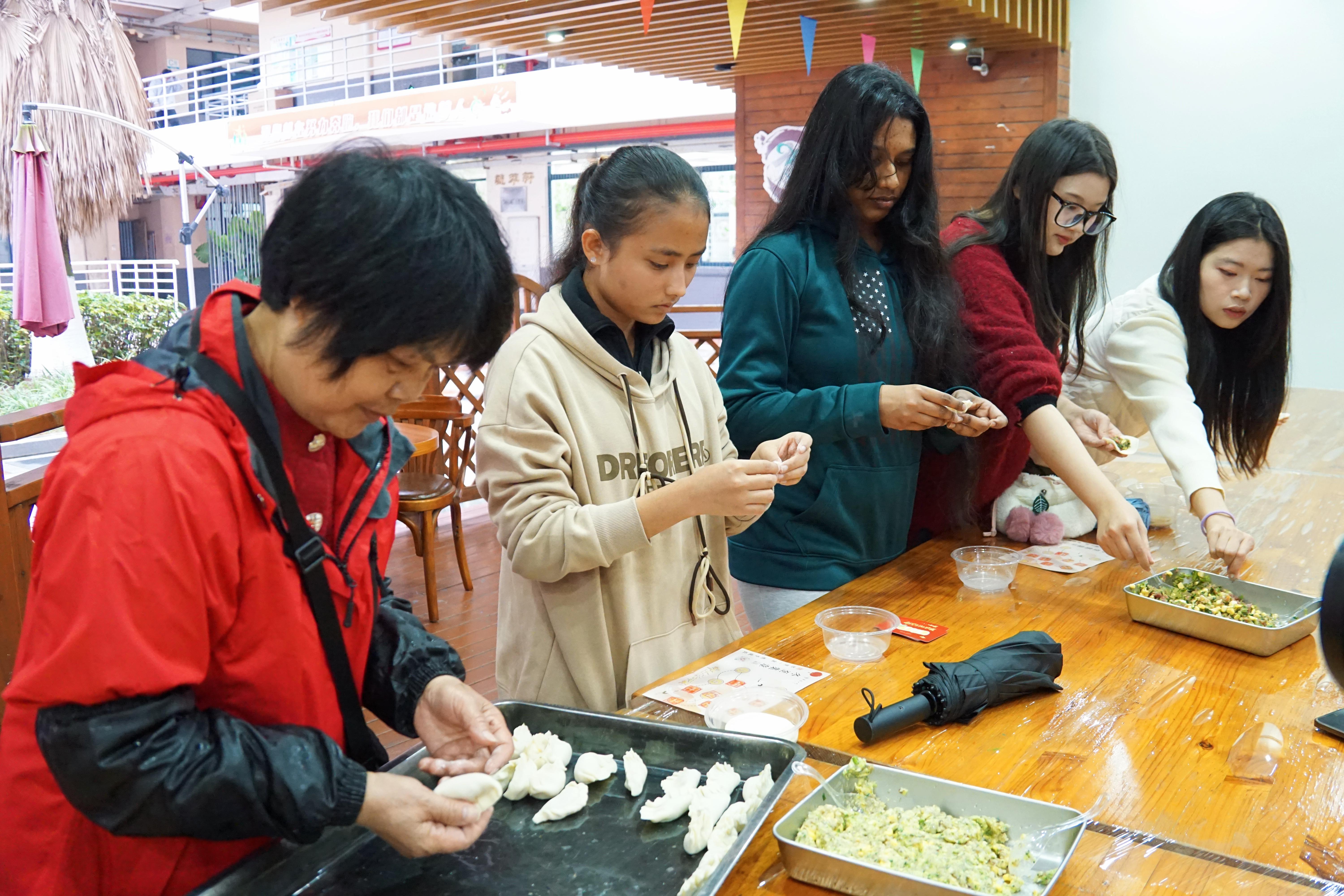 境内外学子一共包饺子，体验冬至民俗.jpg