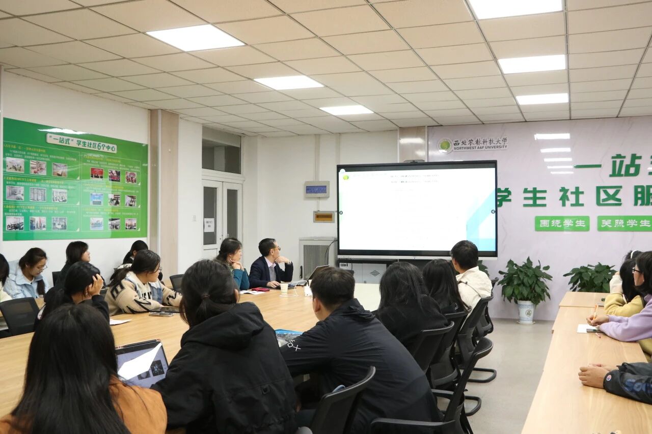 老师向同学们介绍答题技巧.jpg 老师向同学们介绍答题技巧.jpg