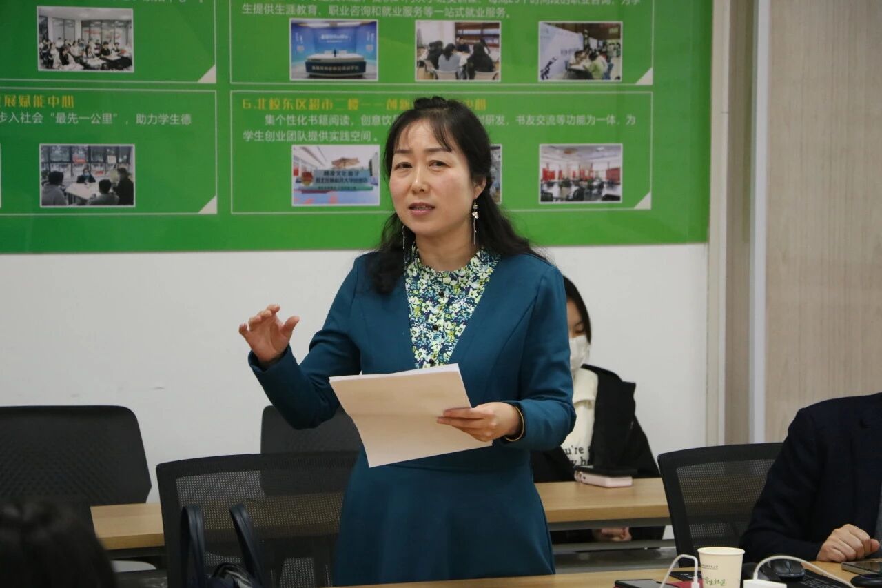 老师解答同学疑问.jpg 老师解答同学疑问.jpg