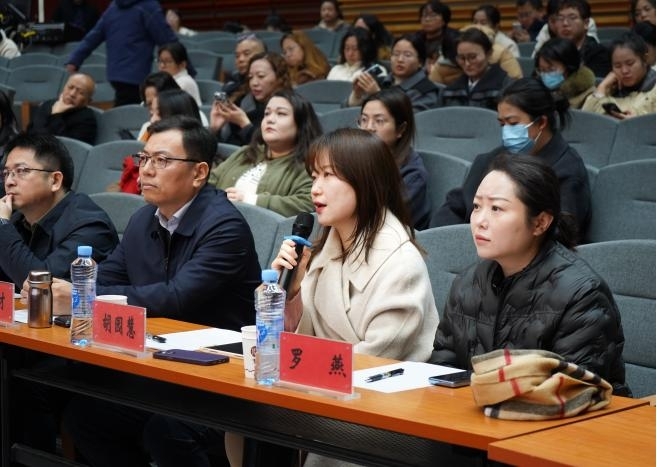 图片13评委2.jpg 图片13评委2.jpg