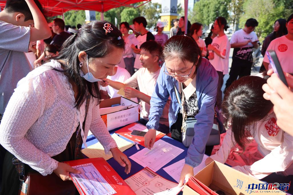 模块一：三全育人 · 协同赋能
1. 全程护航
（1）“新生入校报到”剪影