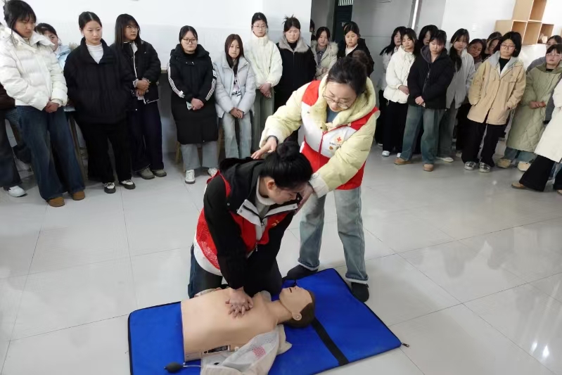 模块一：三全育人 · 协同赋能
3. 全员共治
（6）“应急救护进社区”剪影