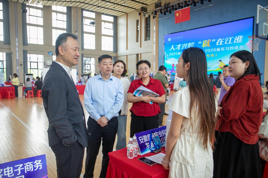 模块一：三全育人 · 协同赋能
1. 全程护航
（6）“毕业生双选会”剪影