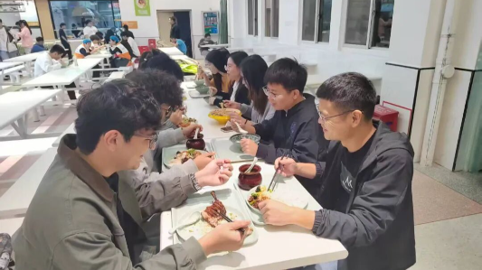 “一站式”学生社区温暖思政｜辅导员与学生共享“食”光、共话成长（第二十一期）