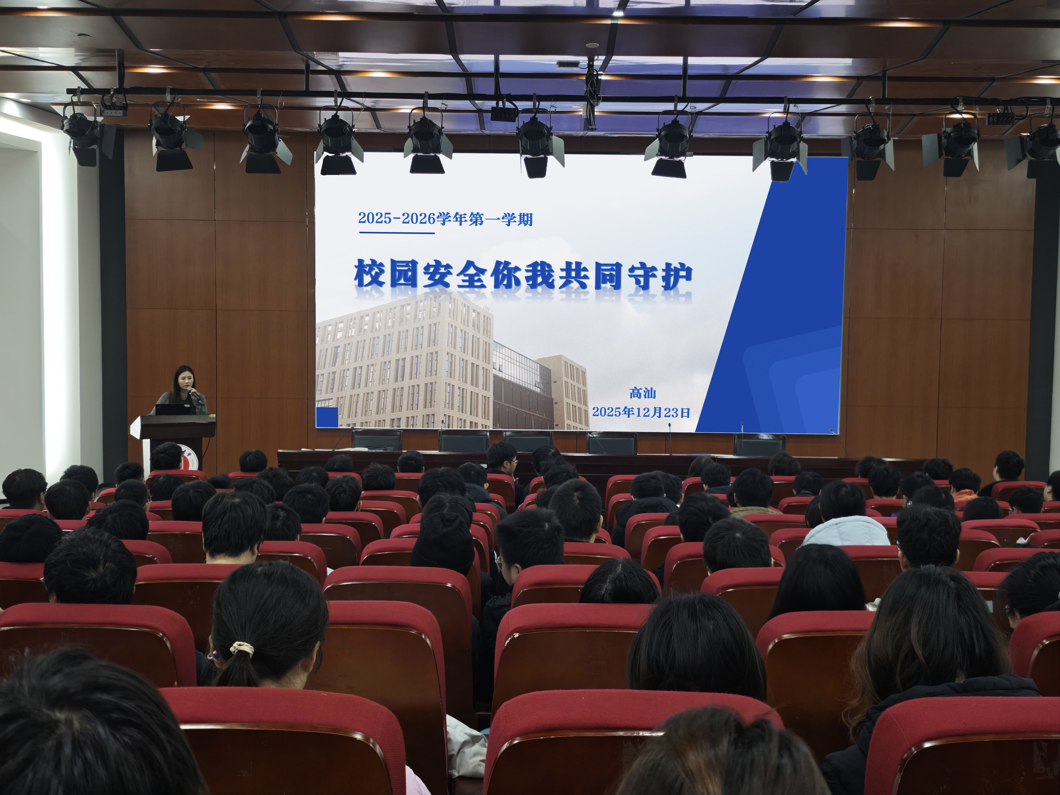 开展安全教育班会2.jpg 开展安全教育班会2.jpg