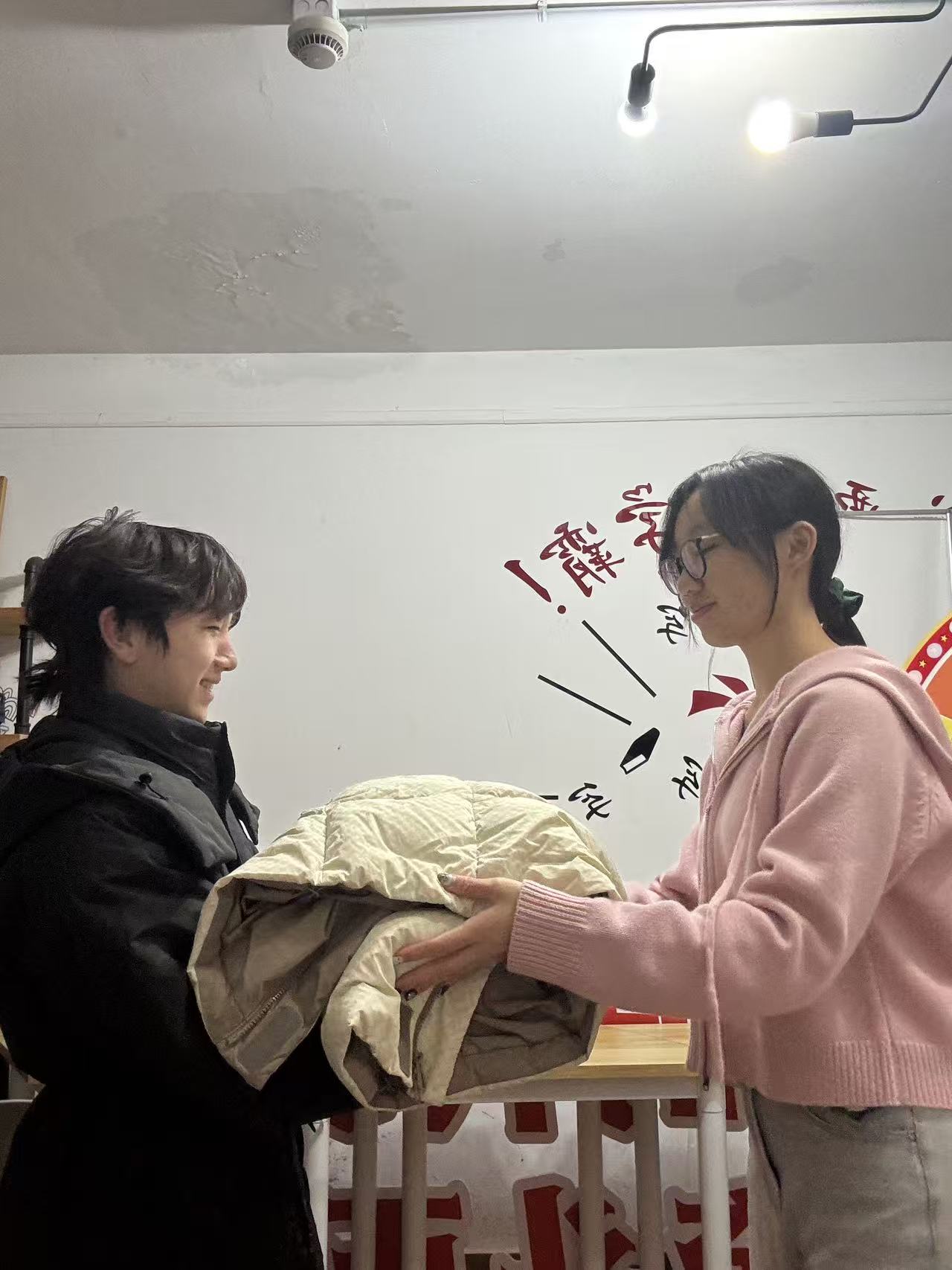 图2.志愿者将熨烫好的衣物交还(1).jpg 图2.志愿者将熨烫好的衣物交还(1).jpg