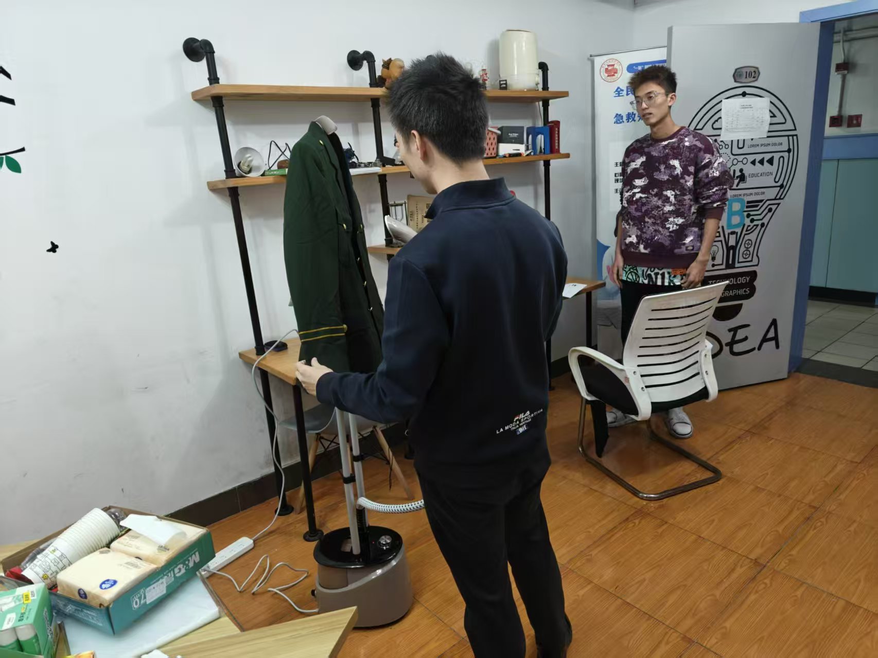 图1.学生正在使用熨烫机熨烫衣物(1).jpg 图1.学生正在使用熨烫机熨烫衣物(1).jpg