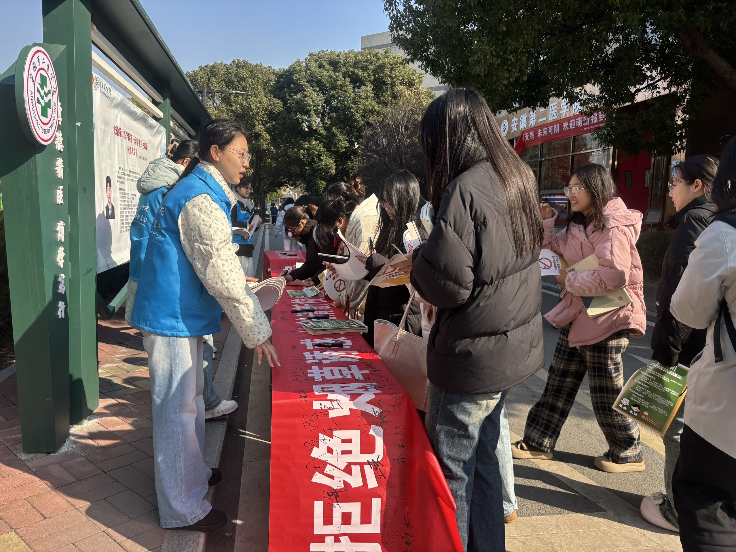 芙蓉路校区“无烟校园”签名共建活动1_副本.jpg 芙蓉路校区“无烟校园”签名共建活动1_副本.jpg