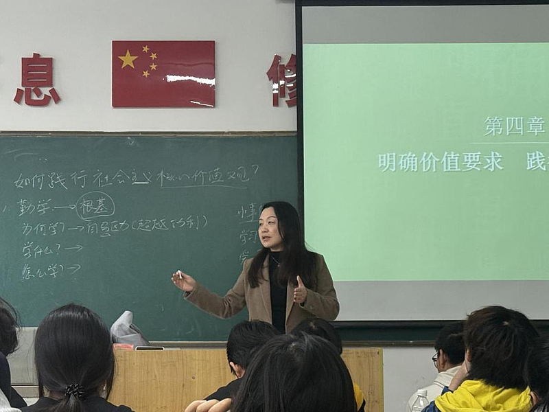校领导讲思政课12.jpeg 校领导讲思政课12.jpeg