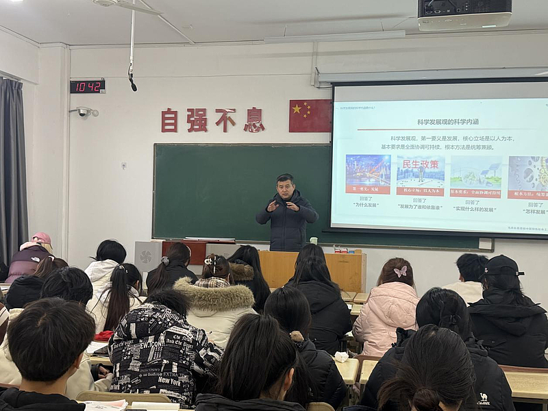 校领导讲思政课9.jpeg 校领导讲思政课9.jpeg