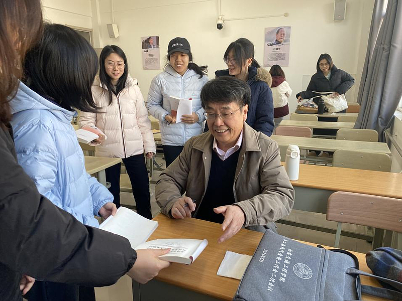 校领导讲思政课2.jpeg 校领导讲思政课2.jpeg