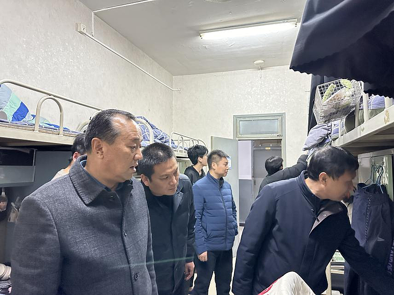 王校长查宿舍3.jpeg