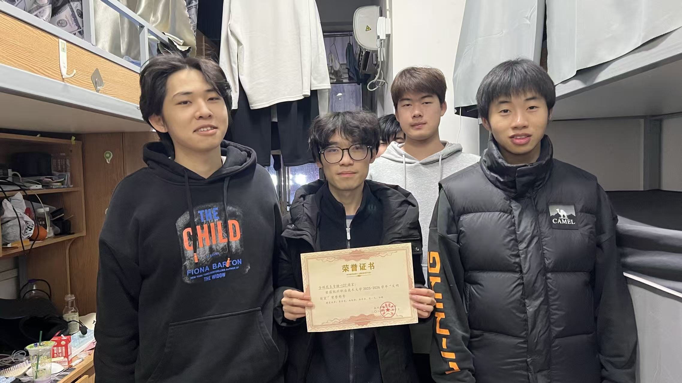 友嘉-含辉-5-127-寝室成员合照-文明寝室