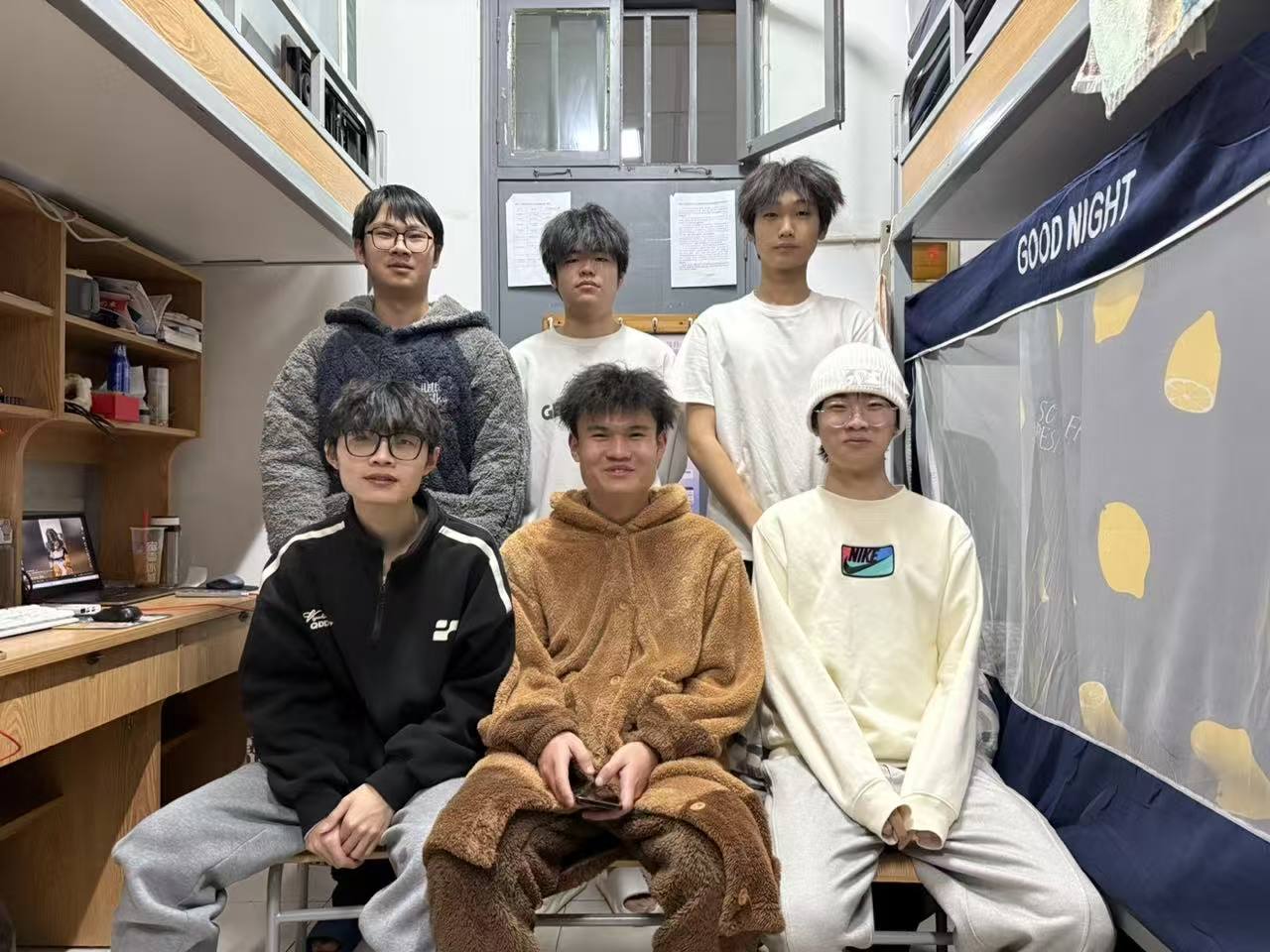 友嘉-含辉-5-612-寝室成员合照-文明寝室