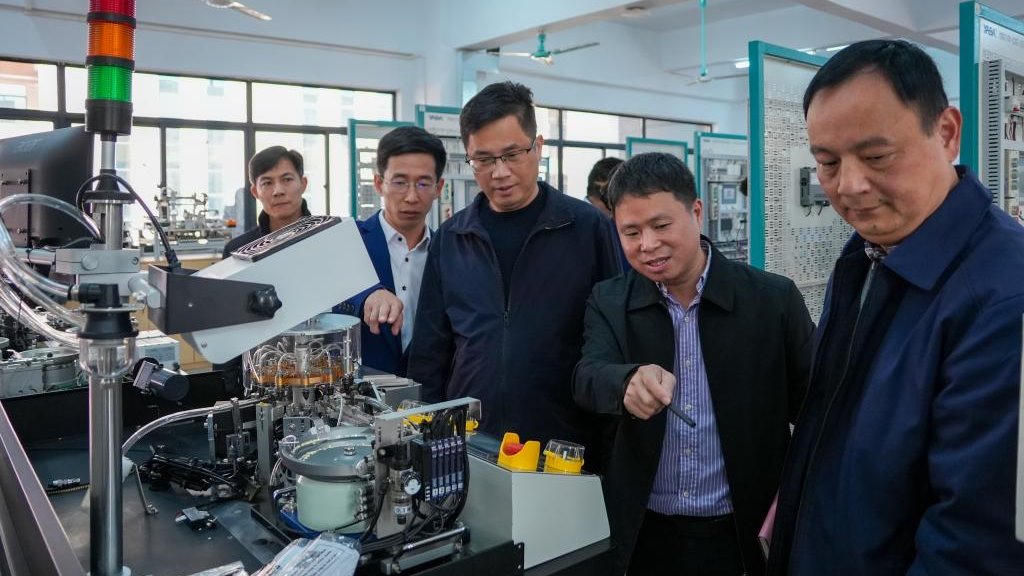 智造赋能 匠心传承——我校举行SMD全自动高速编带机捐赠仪式暨三一联光订单班拜师典礼