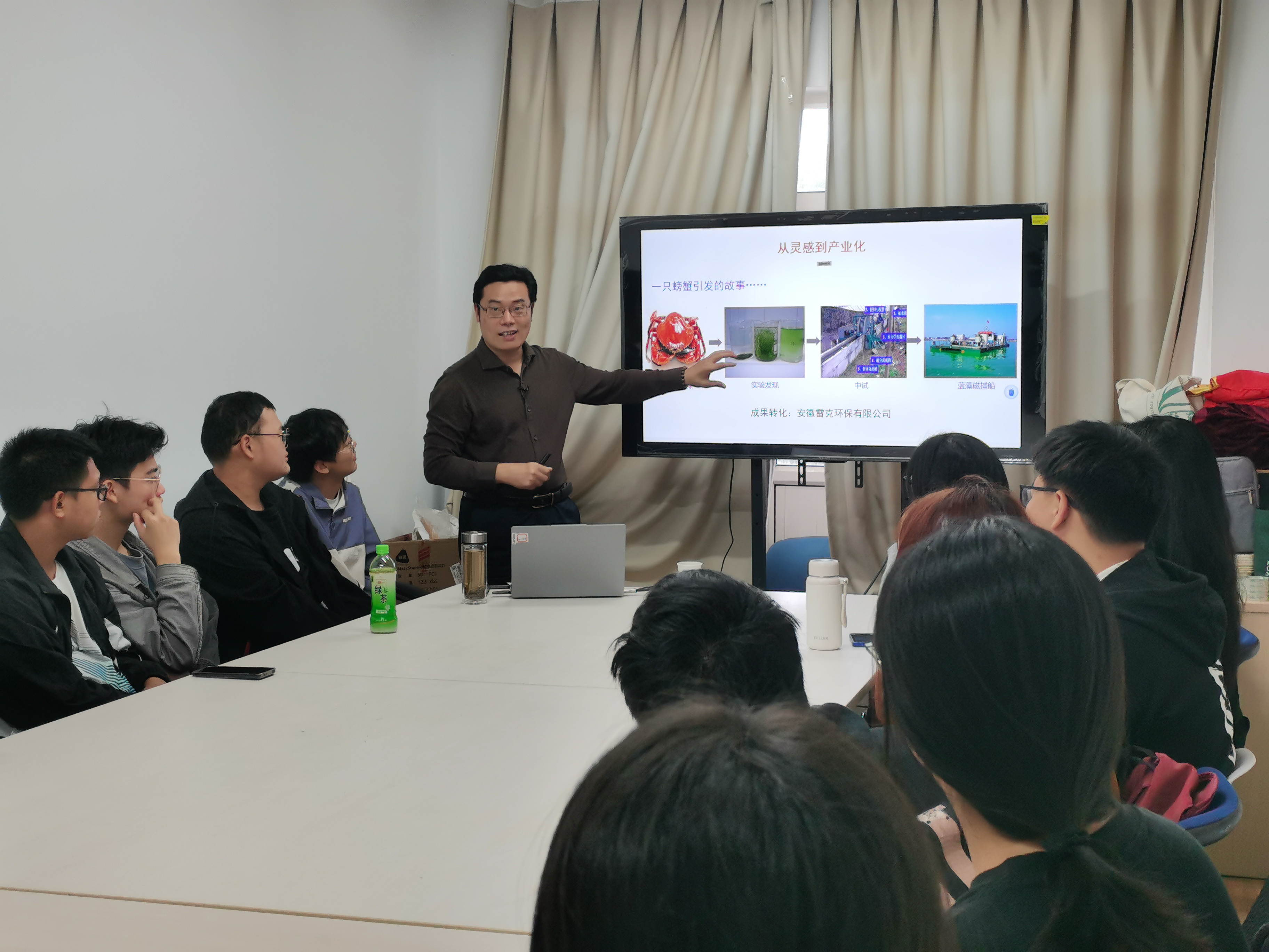 【图2】学院蔡冬清研究员用“一只螃蟹的故事”对学生进行专业启蒙（图片位置为第二部分（一）第一点结尾）.jpg