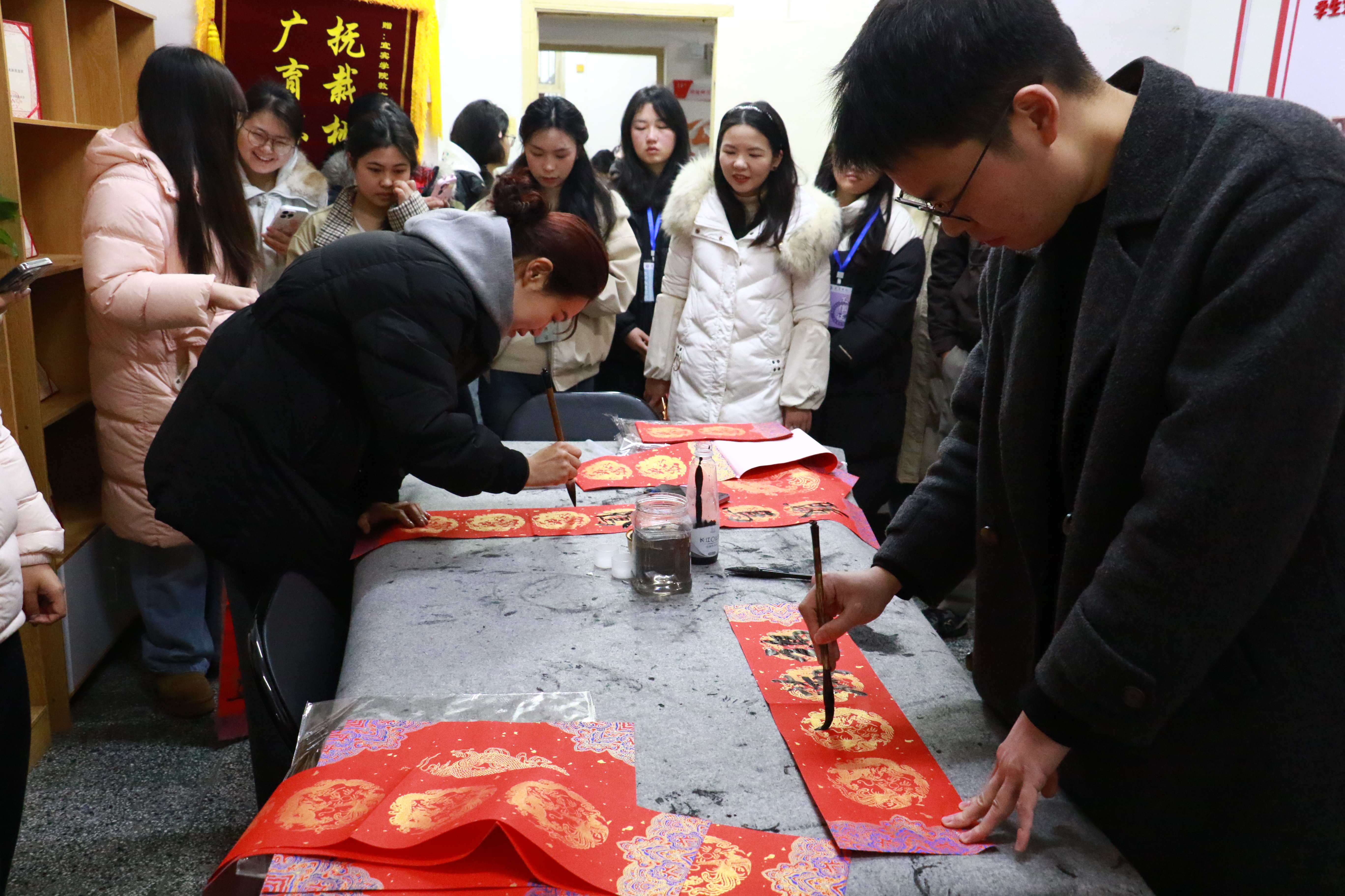 学业导师为学生书写春联.JPG