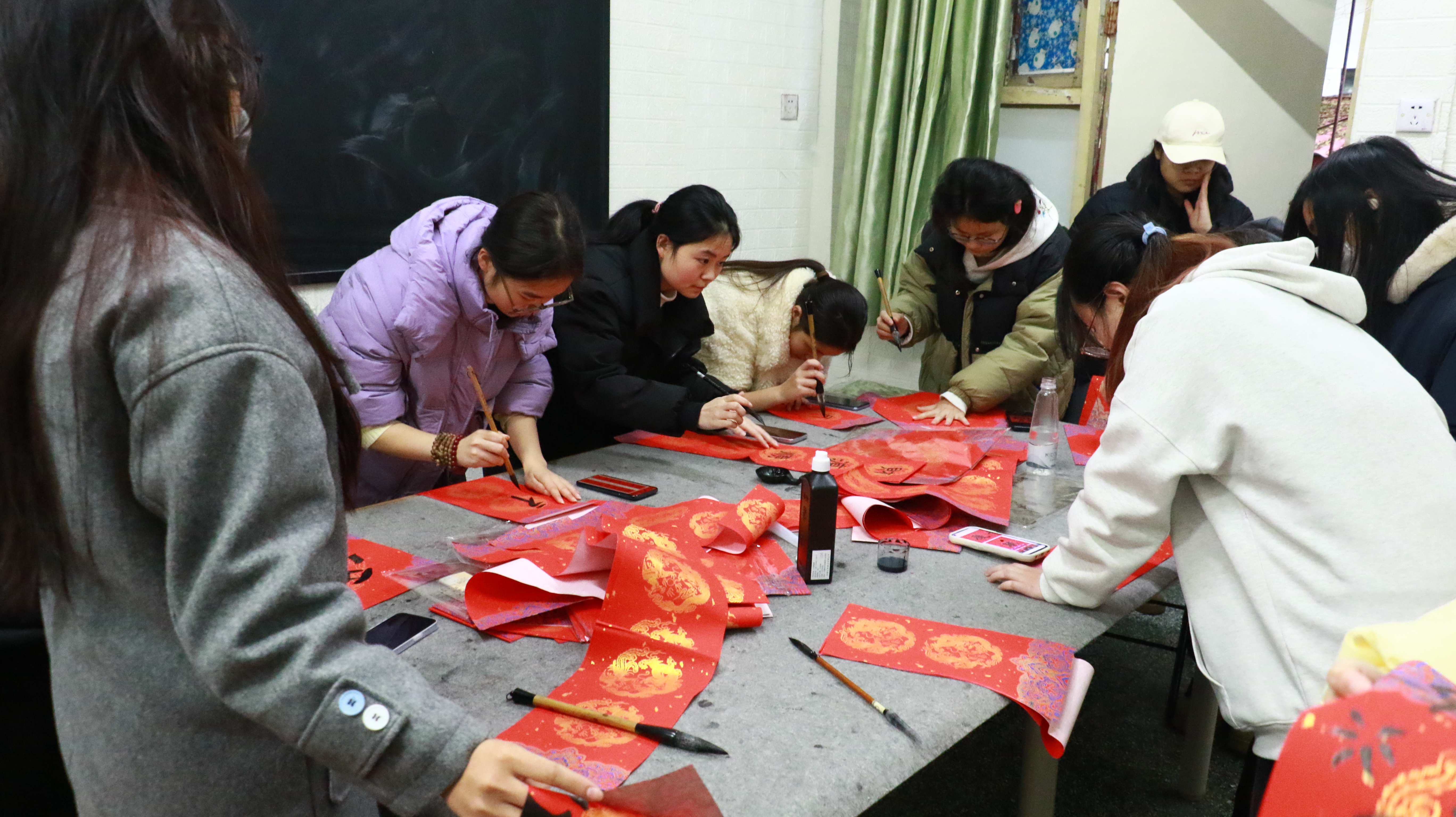 同学们一起团聚写春联 共庆热闹年.JPG