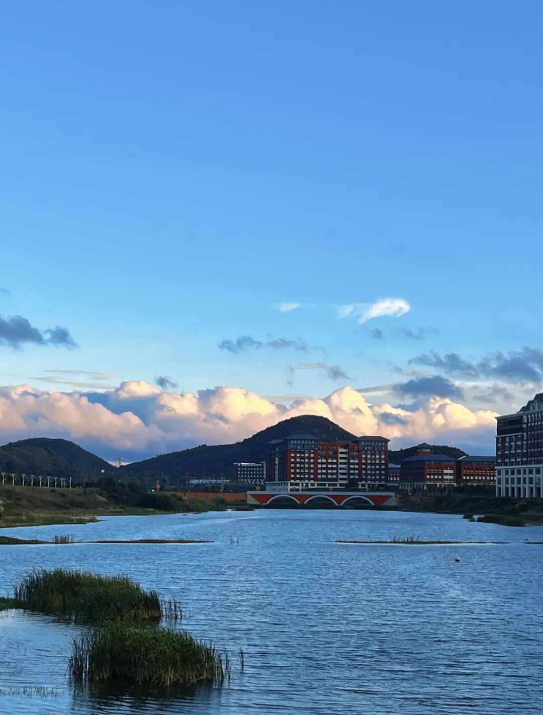《湖畔晚霞携青山》  管琴  医学人文学院
