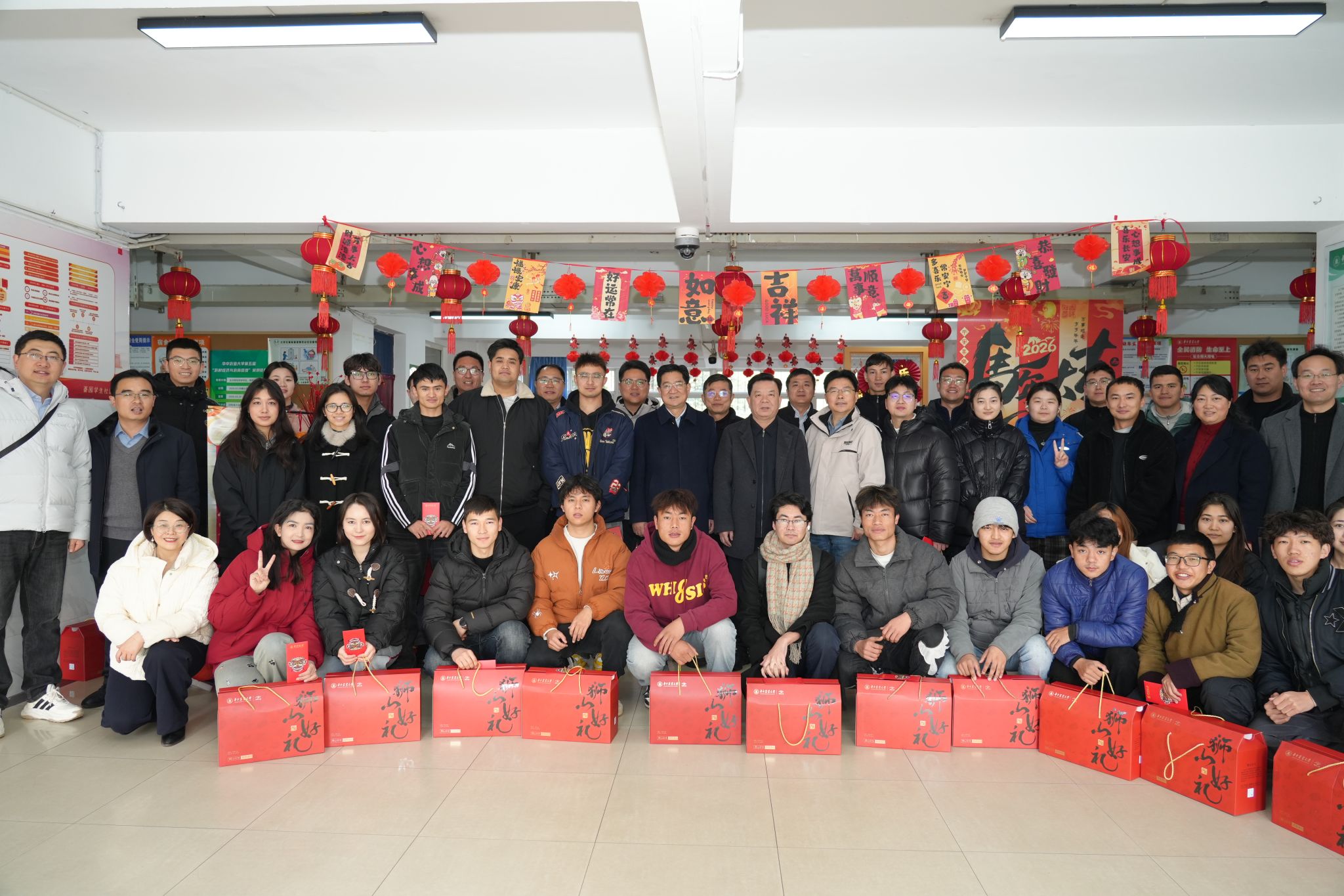 姚江林看望慰问寒假留校学生