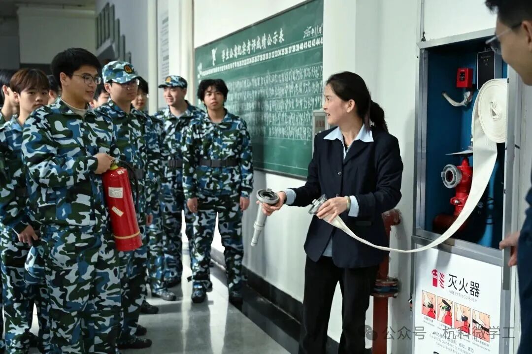 「一站式社区」党建引领学消防,桂园同心护安康——桂园公寓消防设施实操演练活动圆满举行5.jpg 「一站式社区」党建引领学消防,桂园同心护安康——桂园公寓消防设施实操演练活动圆满举行5.jpg