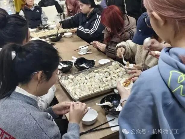 「一站式社区」 │ 荷园社区党支部开展冬至包饺子活动8.jpg 「一站式社区」 │ 荷园社区党支部开展冬至包饺子活动8.jpg