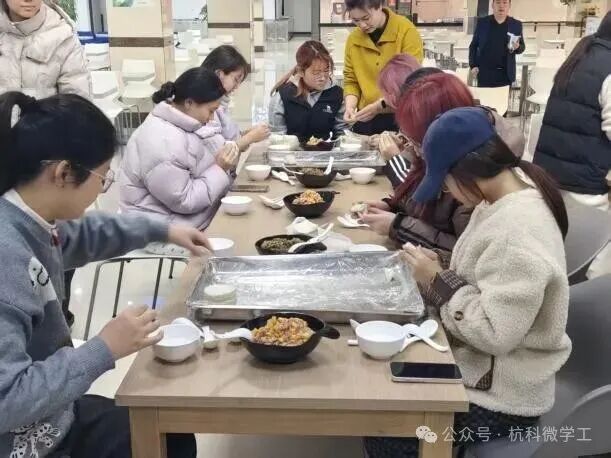 「一站式社区」 │ 荷园社区党支部开展冬至包饺子活动2.jpg 「一站式社区」 │ 荷园社区党支部开展冬至包饺子活动2.jpg