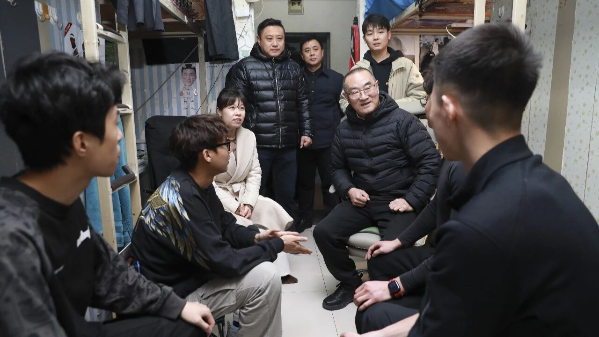 校领导新学期深入生活区走访看望返校学生