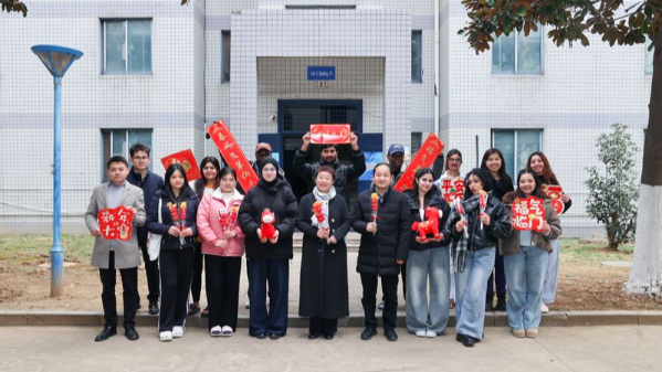 校领导春节前夕看望慰问留校国际学生