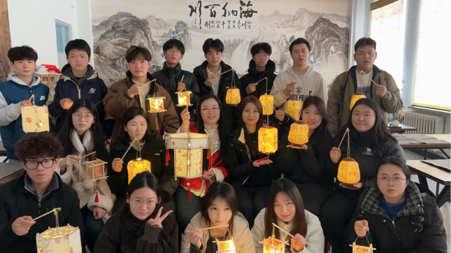 巧手制灯庆元宵 文化润心传经典