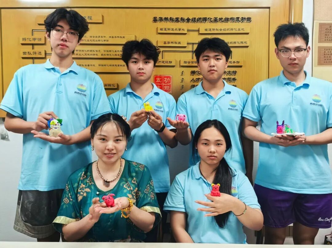 “巧”手千捏塑匠韵 “童”心共绘泥趣篇——“智青春”团队共塑非遗泥人情