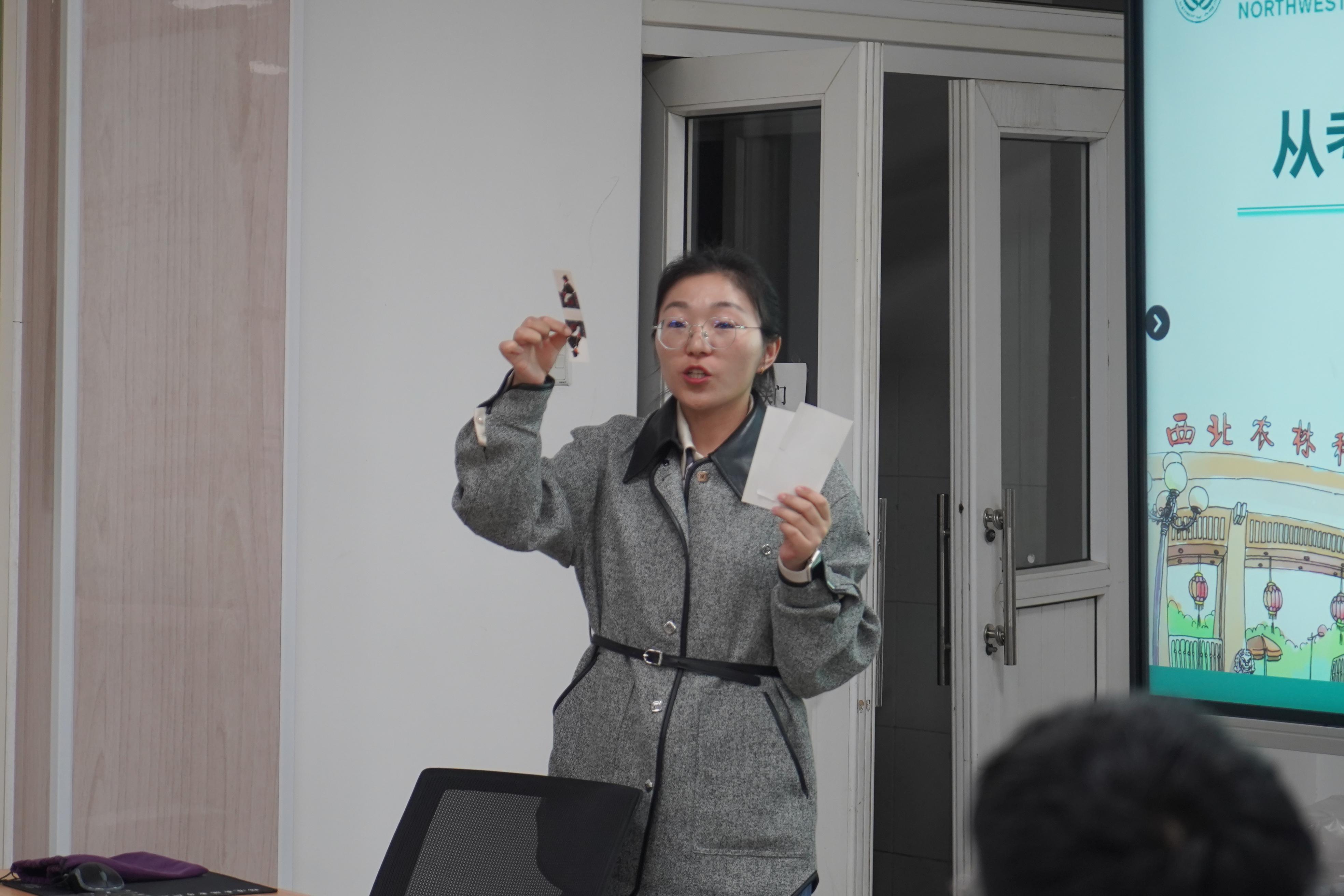 代老师讲解心理知识.jpg 代老师讲解心理知识.jpg