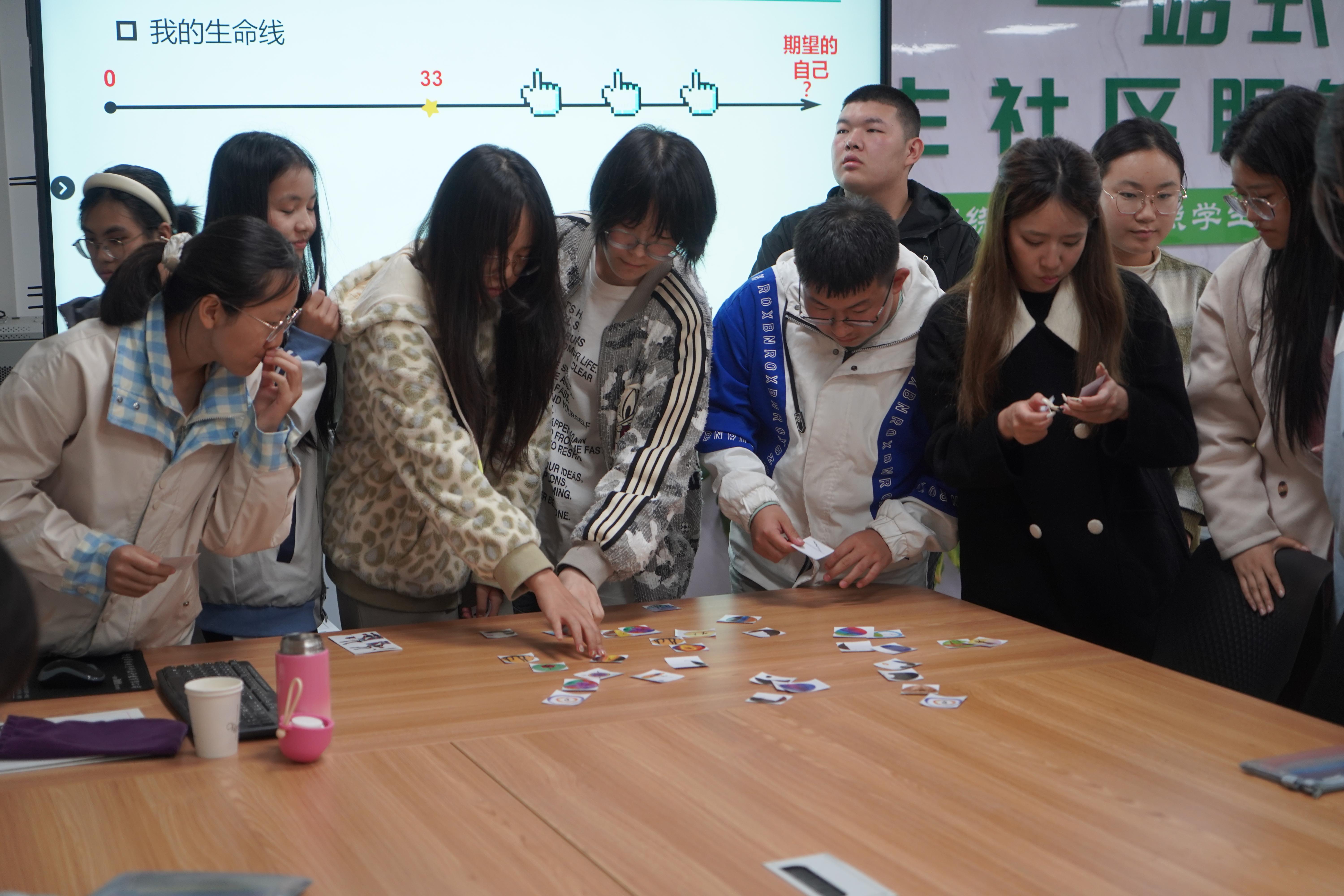 学生进行小组互动.jpg 学生进行小组互动.jpg