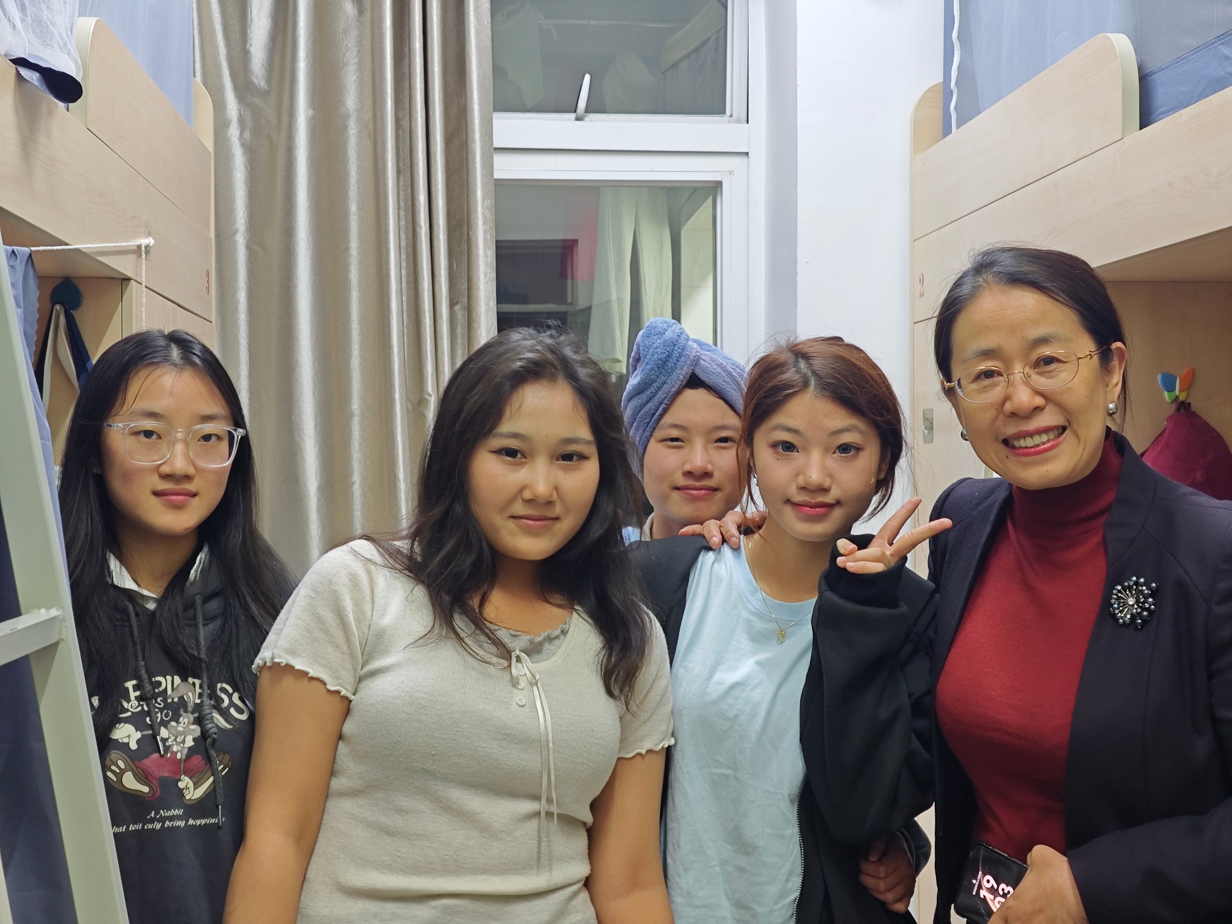 “寒假过得怎么样？”“食堂饭菜合口味吗？”“新的一年对自己的学习和生活有何计划？”在走访女生宿舍过程中，周彦兵副校长询问同学们返校后的学习及生活适应情况，鼓励同学们积极树立学习目标。同学们主动邀请周彦兵副校长合影留念，共同见证新学期新征程的启航。